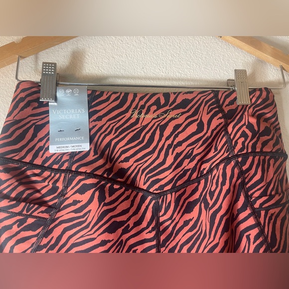 Victoria's Secret NWT Performance 7/8 Legging Tight High Rise Medium Brown Zebra - Picture 3 of 5